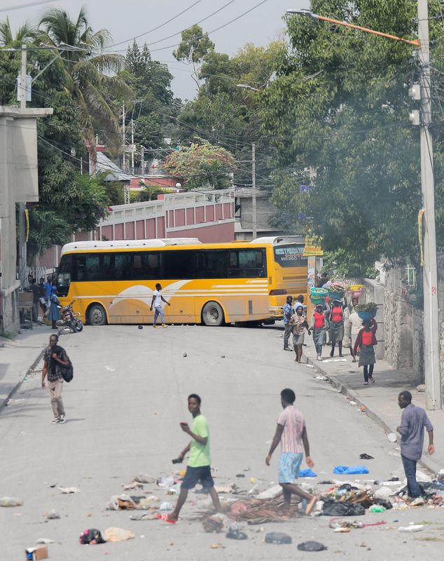 &copy; Reuters. Rua bloqueada na capital haitiana, Porto Príncipe, em meio a protestos pelo aumento nos preços de combustíveis, crime e inflação no país. REUTERS/Ralph Tedy Erol