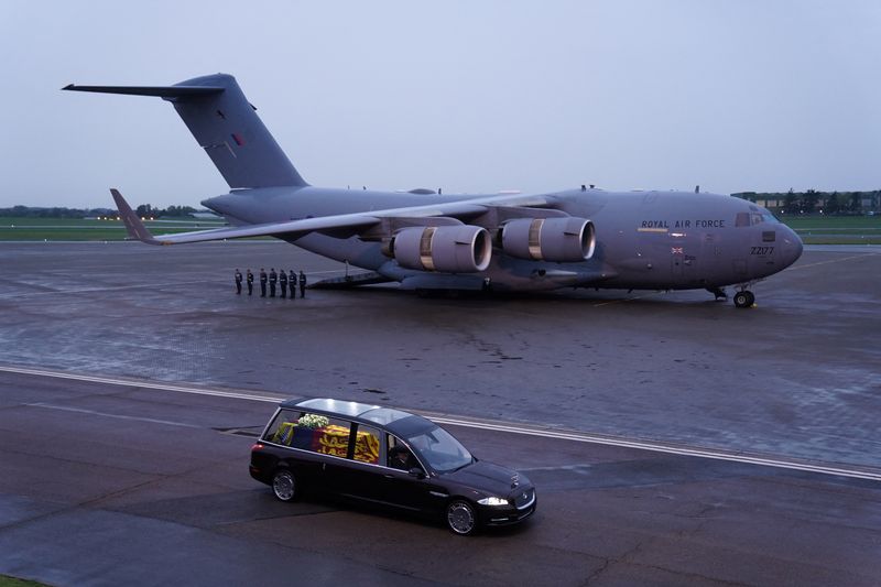 &copy; Reuters. عربة نقل الموتى التي تحمل نعش الملكة إليزابيث الثانية تغادر محطة نورثولت التابعة للقوات الجوية الملكية نحو قصر باكنغهام في لندن يوم الثلاث