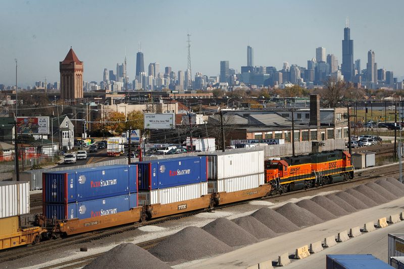 © Reuters. FILE PHOTO: Burlington Northern Santa Fe trains make their way through a rail yard in Chicago November 3, 2009. REUTERS/John Gress/File Photo