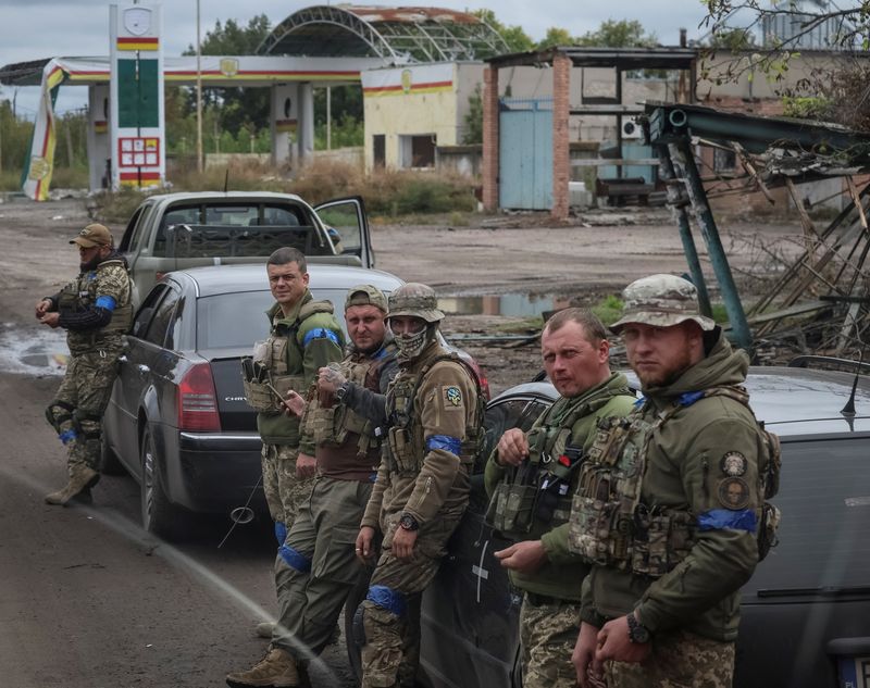 &copy; Reuters. جنود أوكرانيون في طريقهم إلى خط المواجهة في خاركيف بأوكرانيا يوم الثلاثاء. تصوير: جليب جارانيتش - رويترز 