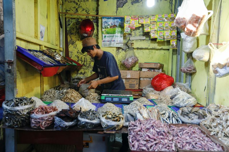 &copy; Reuters. A vendor arranges his goods as he waits for customers at a traditional market in Depok, on the outskirts of Jakarta, Indonesia, June 2, 2022. REUTERS/Ajeng Dinar Ulfiana