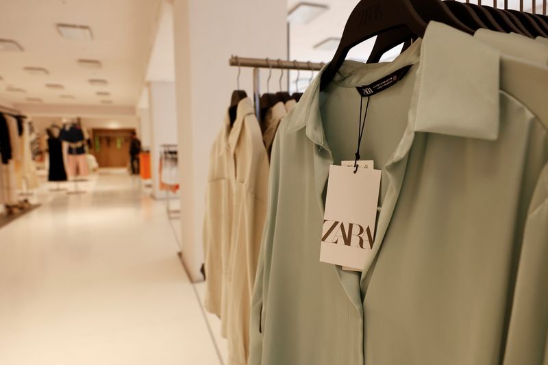 &copy; Reuters. Ropa expuesta en una de las tiendas Zara más grandes del mundo, en Madrid, España, el 7 de abril de 2022. REUTERS/Juan Medina