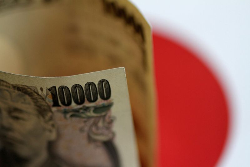 &copy; Reuters. FILE PHOTO: A Japan yen note is seen in this illustration photo taken June 1, 2017. REUTERS/Thomas White/Illustration/File Photo