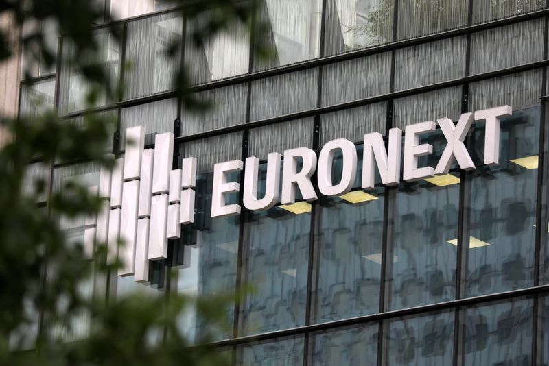 &copy; Reuters. Photo d'archives du logo Euronext sur un immeuble à La Défense, près de Paris. /Photo prise le REUTERS/Charles Platiau