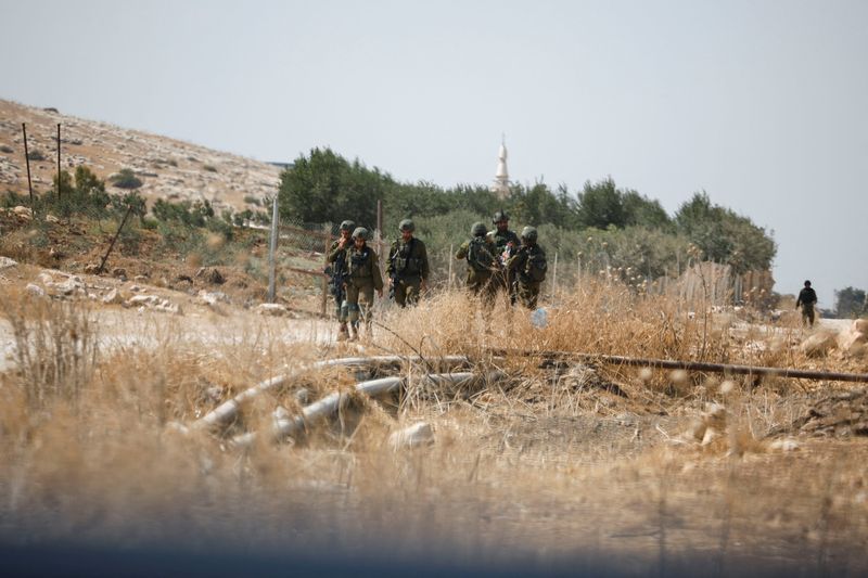 &copy; Reuters. Soldados israelíes patrullan cerca del lugar de un ataque a tiros, en el Valle del Jordán, en Cisjordania, 4 de septiembre de 2022. REUTERS/Raneen Sawafta