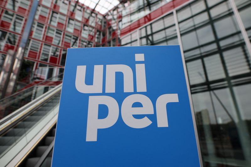 &copy; Reuters. Le logo d'Uniper devant le siège de l'entreprise à Düsseldorf, en Allemagne. /Photo prise le 8 juillet 2022/REUTERS/Wolfgang Rattay
