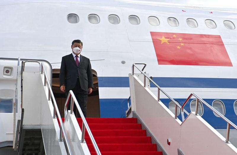 &copy; Reuters. El presidente chino, Xi Jinping, desembarca del avión a su llegada a Nursultán, Kazajistán. 14 de septiembre de 2022. Servicio de prensa del Presidente de Kazajstán/Handout vía REUTERS
