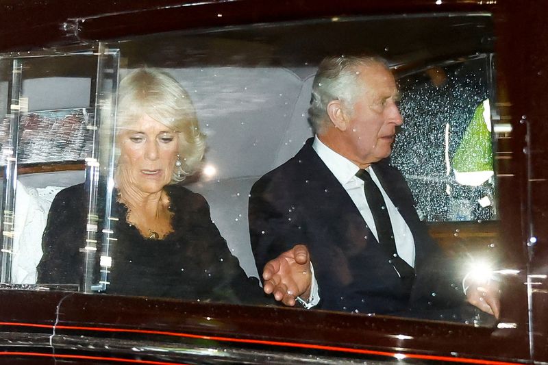 &copy; Reuters. El rey Carlos de Inglaterra y la reina Camilla abandonan el Palacio de Buckingham, tras la muerte de la reina Isabel de Inglaterra, en Londres, Reino Unido, el 13 de septiembre de 2022. REUTERS/Andrew Boyers     