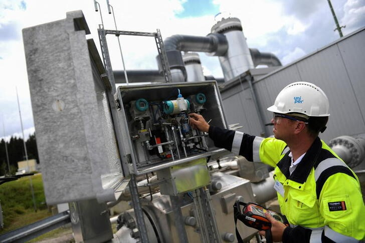 &copy; Reuters. Imagen de archivo de un trabajador supervisando una unidad de la instalación gasística Bierwang de Uniper, cerca de la localidad bávara de Kraiburg am Inn, Alemania.