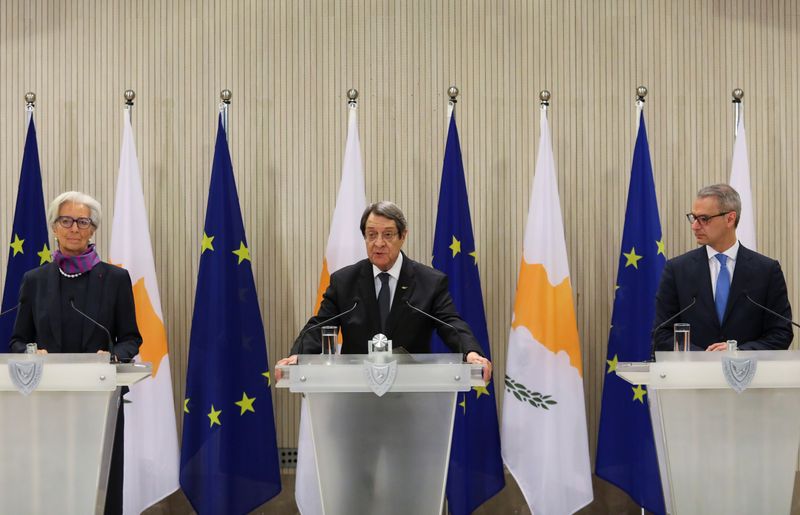 &copy; Reuters. 欧州中央銀行（ＥＣＢ）理事会メンバーのヘロドトゥ・キプロス中央銀行総裁（写真右）は１４日、ＥＣＢはインフレ率を目標に戻すために超緩和政策から脱却を早めたが、金利がどこまで