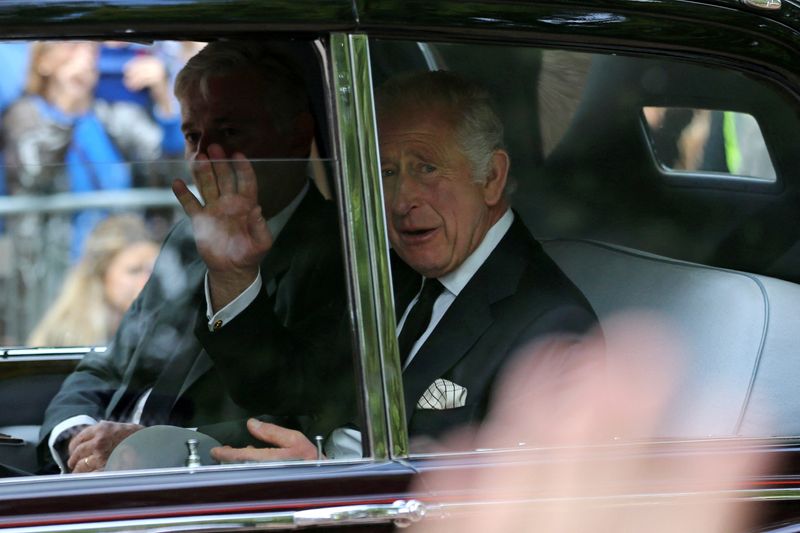 &copy; Reuters. Le roi Charles III salue la foule alors que son véhicule traverse le centre de Londres. /Photo prise le 14 septembre 2022/REUTERS/ISABEL INFANTES