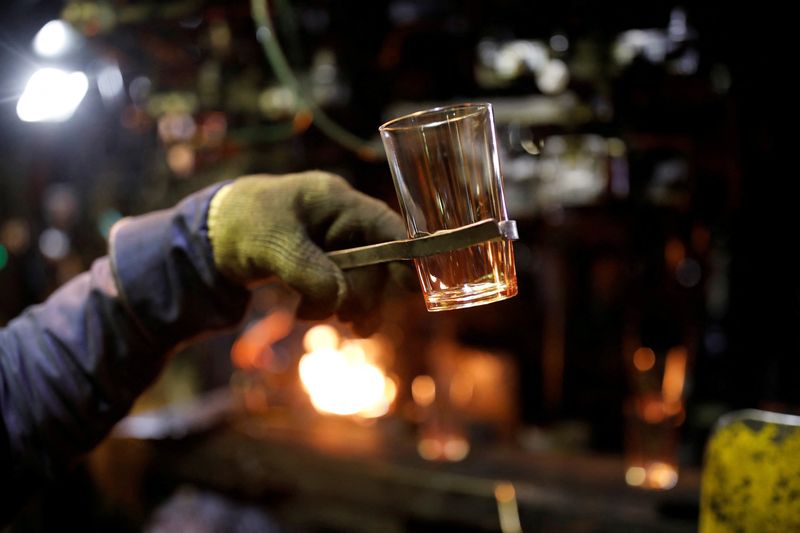 &copy; Reuters. Photo d'archives d'un employé tenant un verre alors qu'il travaille dans une usine près d'Orléans en France. /Photo prise le 10 mars 2017/EUTERS/Benoit Tessier