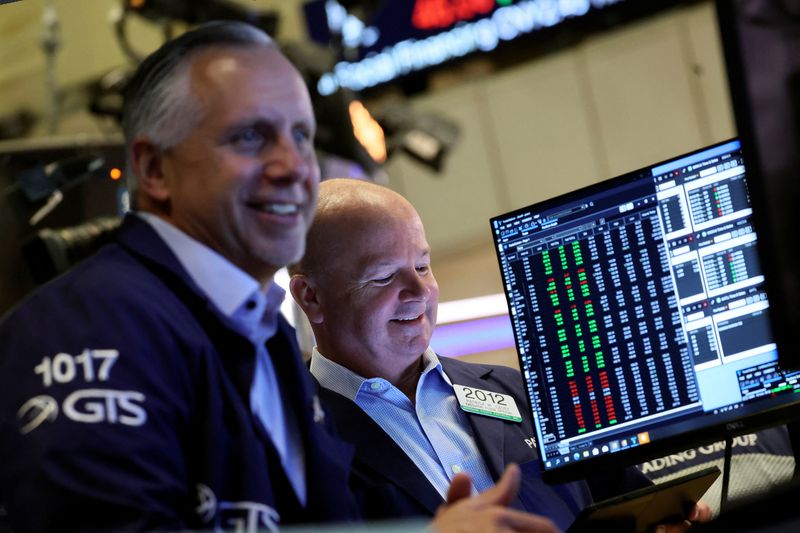 &copy; Reuters. Des traders travaillent à la Bourse de New York (NYSE). /Photo prise le 9 septembre 2022/REUTERS/Brendan McDermid
