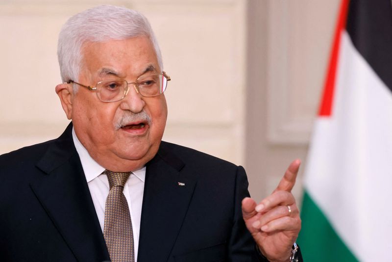 &copy; Reuters. رئيس السلطة الفلسطينية محمود عباس يتحدث في مؤتمر صحفي في باريس يوم 20 يوليو تموز 2022 - رويترز
