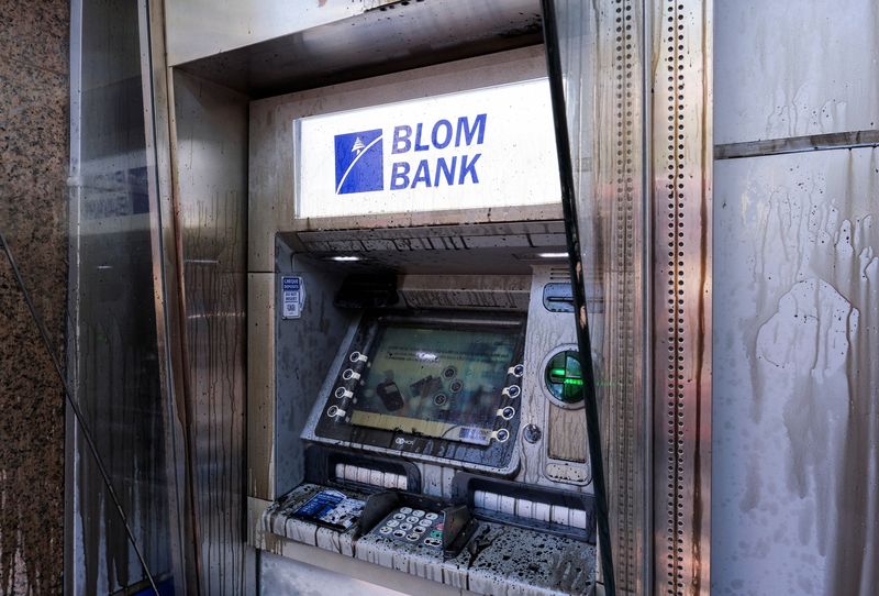 &copy; Reuters. FILE PHOTO: An ATM machine is covered with a liquid substance outside a Blom Bank branch in Beirut, Lebanon September 14, 2022. REUTERS/Emilie Madi