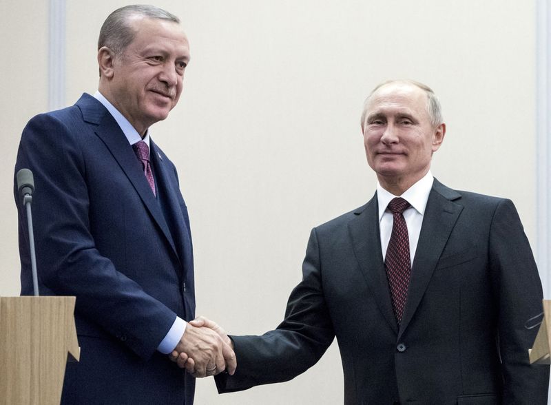 &copy; Reuters. الرئيس الروسي فلاديمير بوتين (إلى اليمين) يصافح نظيره التركي رجب طيب أردوغان في سوتشي بصورة من أرشيف رويترز.