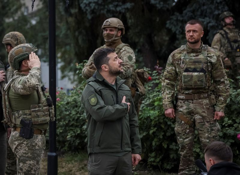 &copy; Reuters. Zelenskiy visita cidade de Izium
 14/9/2022  REUTERS/Gleb Garanich