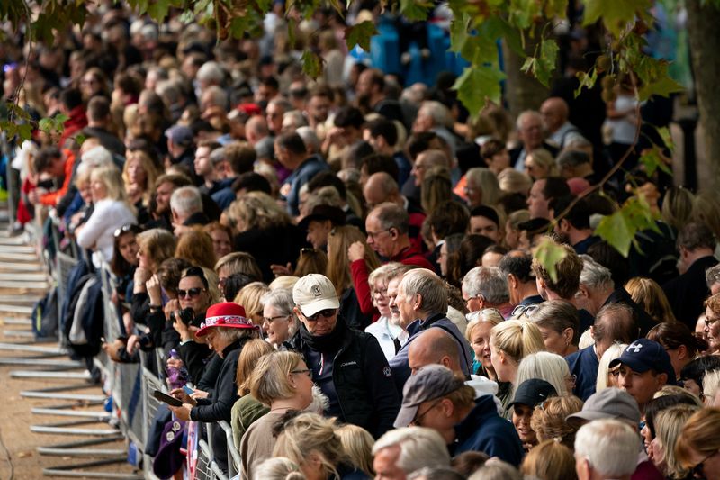 &copy; Reuters. Crowds gather along the Mall ahead of the ceremonial procession of the coffin of Queen Elizabeth II from Buckingham Palace to Westminster Hall, London. Picture date: Wednesday September 14, 2022. Aaron Chown/Pool via REUTERS