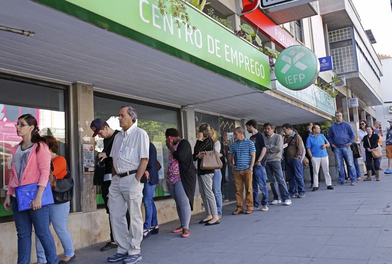 &copy; Reuters. Pessoas esperam em fila de centro de emprego, em Sintra, Portugal
11/05/2015 REUTERS/Hugo Correia