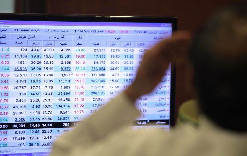 © Reuters. متداول سعودي يراقب شاشة تعرض أسعار الأسهم في البورصة السعودية بصورة من أرشيف رويترز.