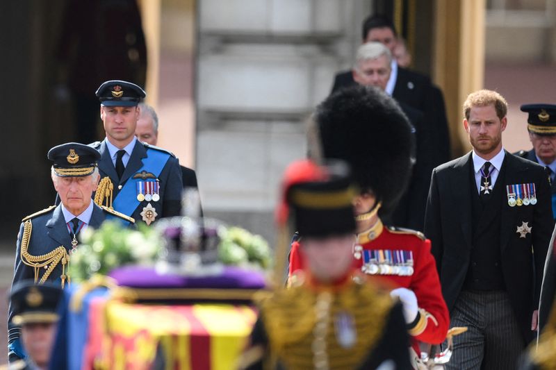 &copy; Reuters. Rei Charles e filhos seguem caixão da rainha em cortejo do Palácio de Buckingham ao Parlamento
 14/9/2022    DANIEL LEAL/Pool via REUTERS