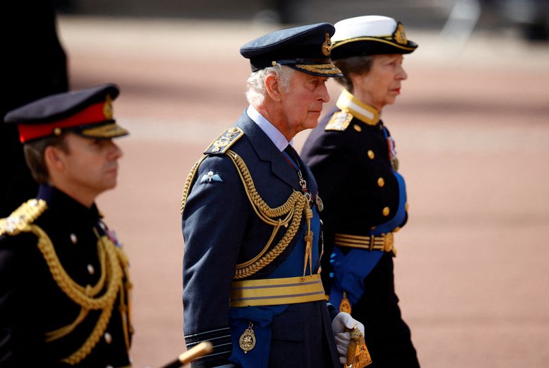 &copy; Reuters. El rey Carlos marcha durante una procesión en la que el ataúd de la reina Isabel II es transportado desde el Palacio de Buckingham a las Casas del Parlamento, en Londres, Inglaterra, el 14 de septiembre de 2022. REUTERS/Sarah Meyssonnier