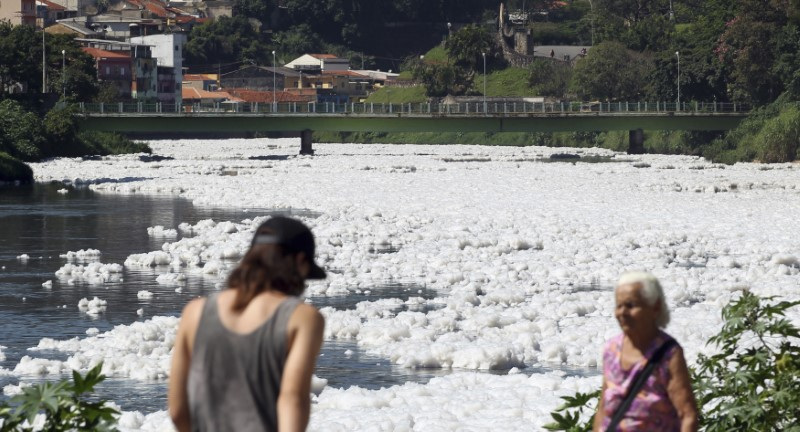 © Reuters. Poluição do rio Tietê em Pirapora do Bom Jesus (SP), em março de 2013.
REUTERS/Paulo Whitaker
