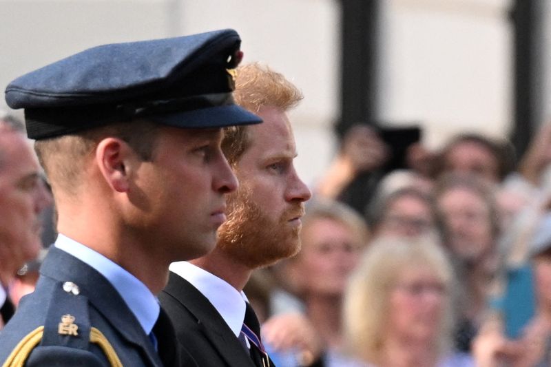 © Reuters. Britain's William, Prince of Wales, and Prince Harry march during the procession of the coffin of Britain's Queen Elizabeth from Buckingham Palace to the Houses of Parliament for her lying in state, in London, Britain, September 14, 2022.  REUTERS/Clodagh Kilcoyne