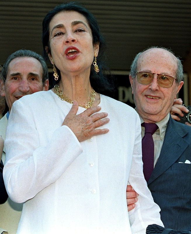 &copy; Reuters. Imagen de archivo de la actriz griega Irene Papas (izquierda) llegando con el director portugués Manoel de Oliveira (derecha) a la proyección de su película "Inquietud", en la edición 51 del Festival de Cine de Cannes en Cannes, Francia. 19 de mayo, 1