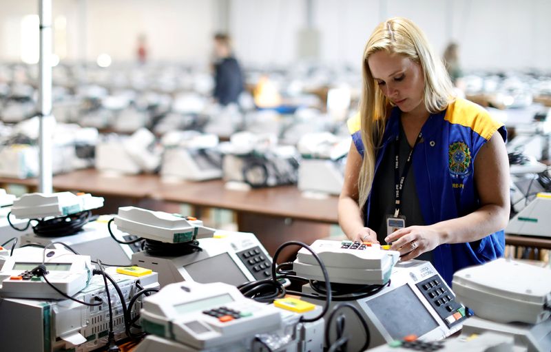 &copy; Reuters. Funcionária da Justiça Eleitoral prepara urnas na eleição de 2018
22/10/2018
REUTERS/Rodolfo Buhrer