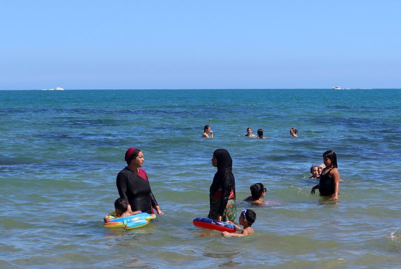 &copy; Reuters. امرأتان ترتديان البوركيني على شاطئ المرسى بالقرب من تونس العاصمة يوم 11 سبتمبر أيلول 2022. تصوير: جاهد عبد اللاوي - رويتاز.