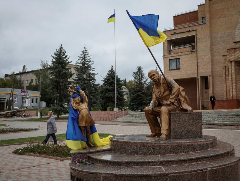 &copy; Reuters. A Ukrainian national flag installed on the monument to Ukrainian poet Taras Shevchenko is seen, as Russia's attack on Ukraine continues, in the town of Balakliia, recently liberated by Ukrainian Armed Forces, in Kharkiv region, Ukraine September 13, 2022.