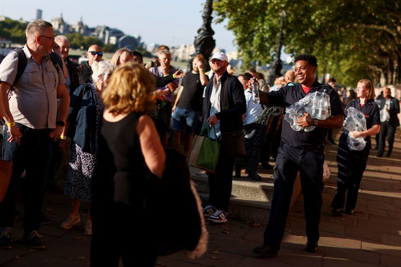 &copy; Reuters. Milhares formam fila em Londres para prestar homenagem à rainha Elizabeth 
 14/9/2022   REUTERS/Tom Nicholson