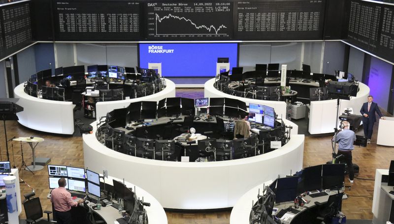 &copy; Reuters. شاشات إلكترونية تظهر حركة تداول الأسهم في بورصة فرانكفورت بألمانيا يوم الأربعاء. تصوير رويترز . 