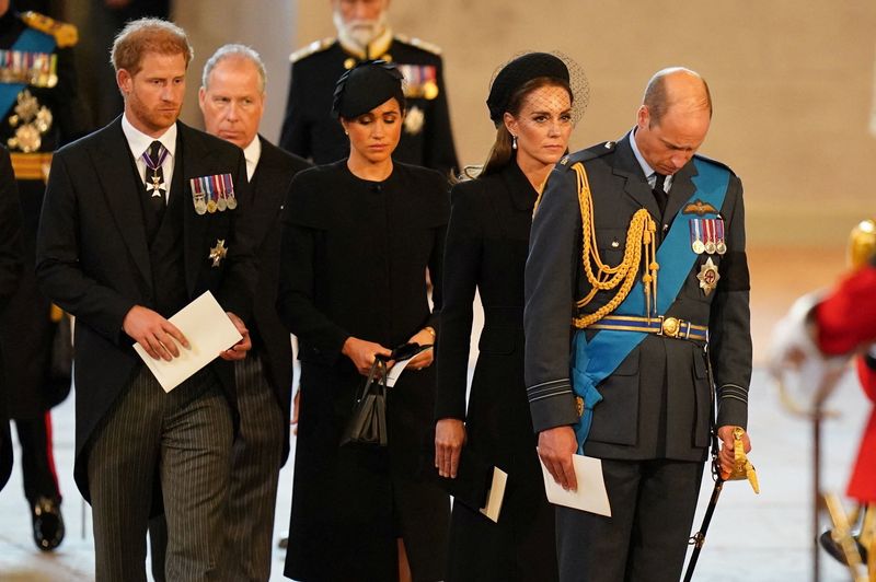 © Reuters. (Left to right) The Duke of Sussex, the Earl of Snowdon, the Duchess of Sussex, the Princess of Wales and the Prince of Wales follow the bearer party carrying the coffin of Queen Elizabeth II into Westminster Hall, London, where it will lie in state ahead of her funeral on Monday. Picture date: Wednesday September 14, 2022.  Jacob King/Pool via REUTERS