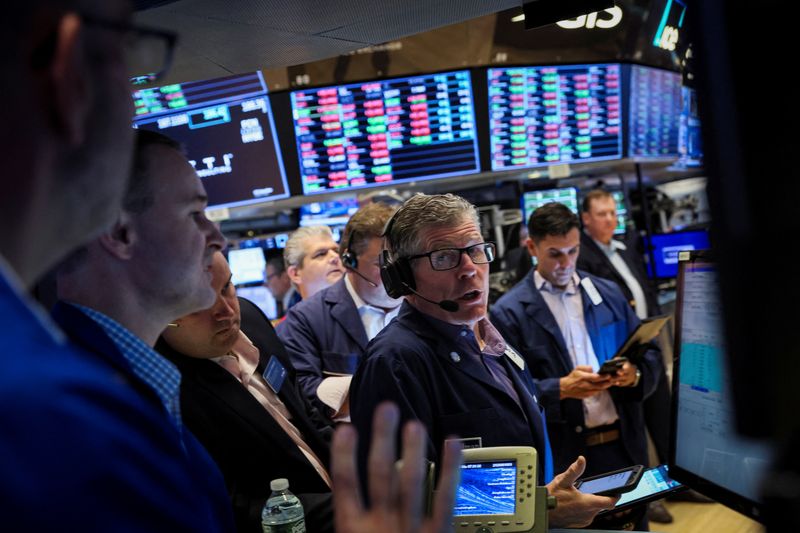 &copy; Reuters. Traders work on the floor of the New York Stock Exchange (NYSE) in New York City, U.S., July 21, 2022.  REUTERS/Brendan McDermid