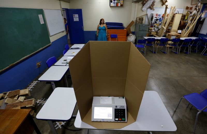 &copy; Reuters. Urna eletrônica em seção eleitoral em Brasília
06/10/2018 REUTERS/Adriano Machado