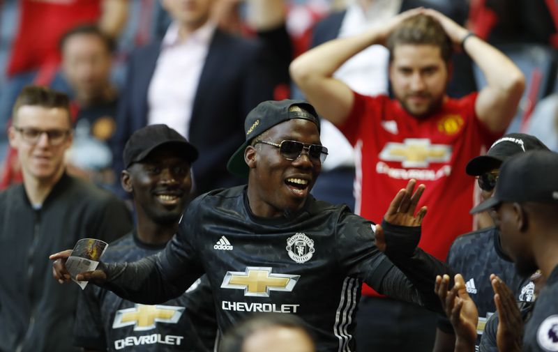 &copy; Reuters. Mathias Pogba, irmão do jogador francês Paul Pogba na torcida antes da final da Liga Europa entre Ajax e Manchester United em 2017.Reuters /Lee Smith/Arquivo