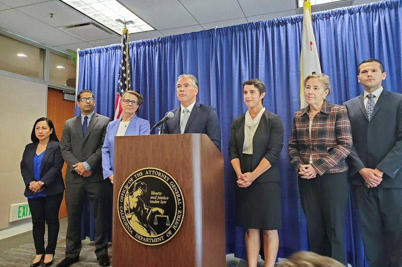 © Reuters. California Attorney General Rob Bonta, at lectern and flanked by staff, announces an antitrust lawsuit against Amazon.com Inc during a news conference in San Francisco, California, U.S. September 14, 2022. REUTERS/Paresh Dave