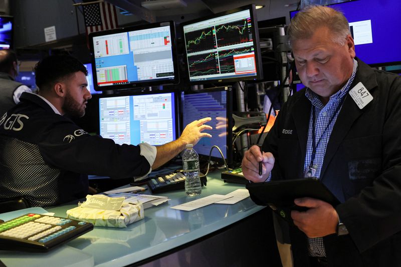 © Reuters. Traders work on the floor of the New York Stock Exchange (NYSE) in New York City, U.S., August 15, 2022.  REUTERS/Brendan McDermid