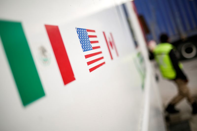 © Reuters. Flags of Mexico, United States and Canada are pictured at a security booth at Zaragoza-Ysleta border crossing bridge, in Ciudad Juarez, Mexico January 16, 2020. REUTERS/Jose Luis Gonzalez
