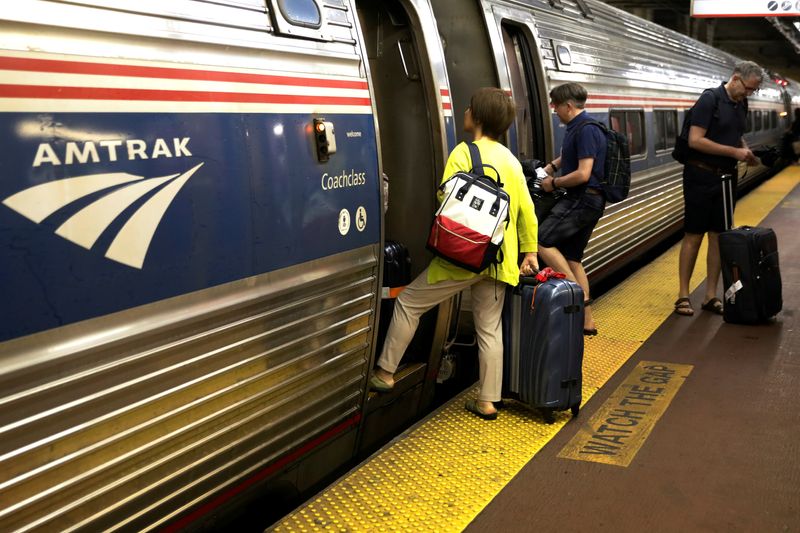 © Reuters. FILE PHOTO - Passengers board an Amtrak train inside New York's Penn Station in New York City, NY, U.S. July 7, 2017. REUTERS/Brendan McDermid