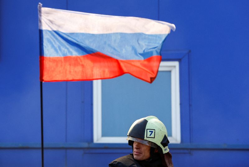 &copy; Reuters. 米国務省は１４日、バイデン政権がウクライナ侵攻を続けるロシアに対する新たな経済措置を巡り議会と協議していると明らかにした。ドネツク州で８月撮影（２０２２年　ロイター/Alexande