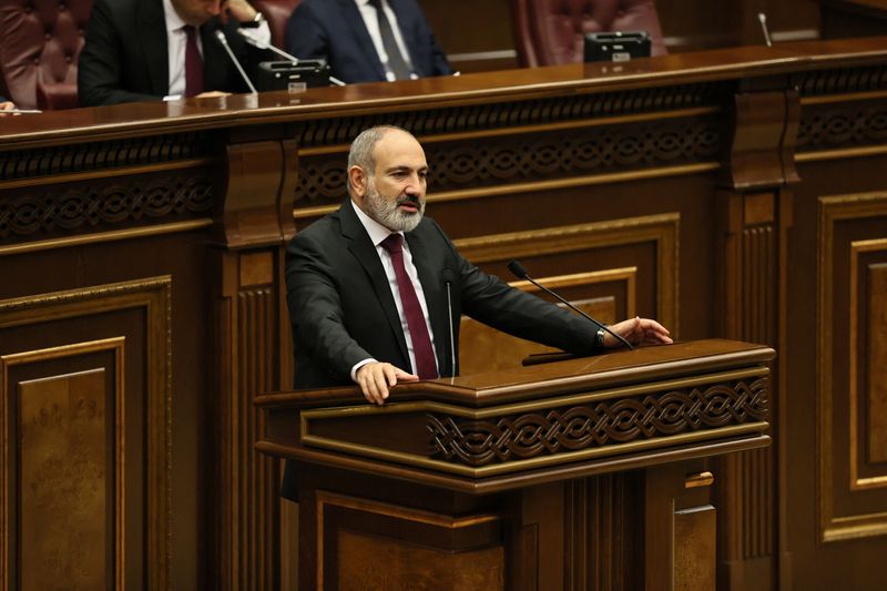 &copy; Reuters. Primeiro-ministro armeno, Nikol Pashinyan, fala ao Parlamento do país após escalada de hostilidades na região de Nagorno-Karabakh, na fronteira com o Azerbaijão. Tigran Mehrabyan/PAN Photo via REUTERS 