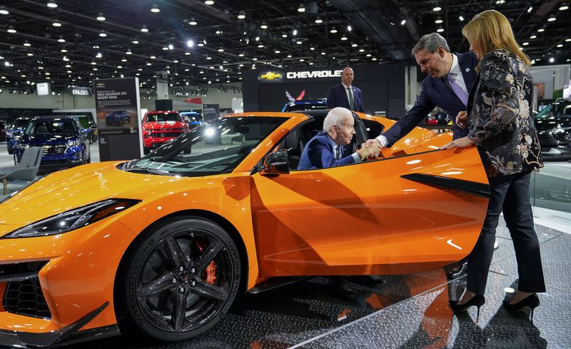 © Reuters. U.S. President Joe Biden is helped out of an electric Chevrolet Corvette Z06 by General Motors President Mark Reuss as GM CEO Mary Barra looks on during a visit to the Detroit Auto Show to highlight electric vehicle manufacturing in America, in Detroit, Michigan, U.S., September 14, 2022. REUTERS/Kevin Lamarque 