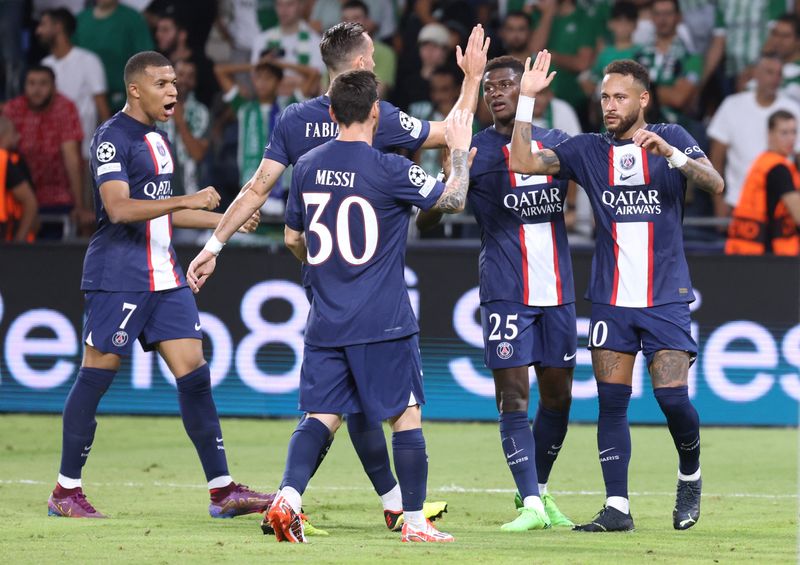 &copy; Reuters. Neymar comemora com os companheiros de equipe o terceiro gol do PSG sobre o Maccabi Haifa na Liga dos Campeões.REUTERS/Nir Elias