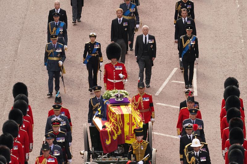 &copy; Reuters. Membros da família real britânica, entre eles o rei Charles 3º e os príncipes William e Harry, acompanham o caixão da rainha Elizabeth 2ª em procissão no centro de Londres. Victoria Jones/Pool via REUTERS