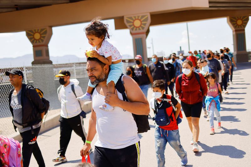 © Reuters. FILE PHOTO: Migrants walk after being detained by U.S. Border Patrol agents after crossing into the United States from Mexico to turn themselves in to request for asylum, in El Paso, Texas, U.S., September 12, 2022. REUTERS/Jose Luis Gonzalez