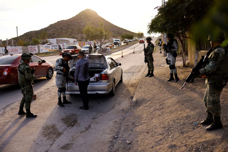 &copy; Reuters. FILE PHOTO: Members of the Mexican National Guard and the Mexican army check a car at a military checkpoint, as part of a security operation to reduce violence, in Ciudad Juarez, Mexico, September 9, 2022. REUTERS/Jose Luis Gonzalez/File Photo