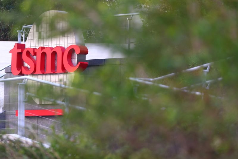 &copy; Reuters. The logo of Taiwan Semiconductor Manufacturing Co (TSMC) is pictured at its headquarters, in Hsinchu, Taiwan, January 19, 2021. REUTERS/Ann Wang